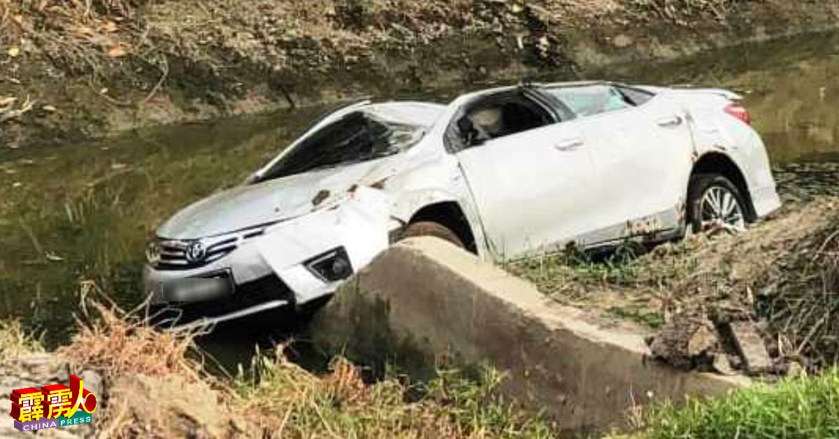 丰田轿车被撞入沟渠后，车顶凹陷、挡风玻璃碎裂及多处损坏。