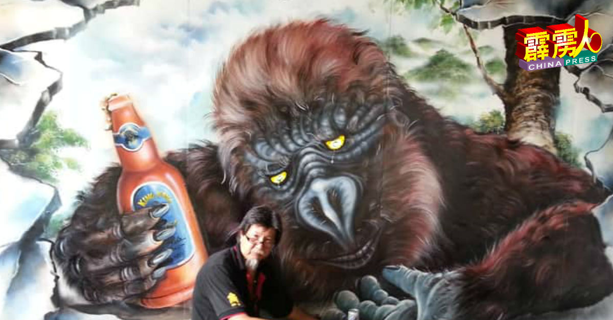 李朝俊与他的一幅大型壁画作品。