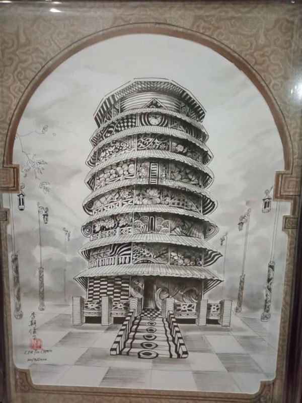 李朝俊也试着把峇迪风格入画，绘出峇迪风格的安顺百年斜塔，开创新风格。