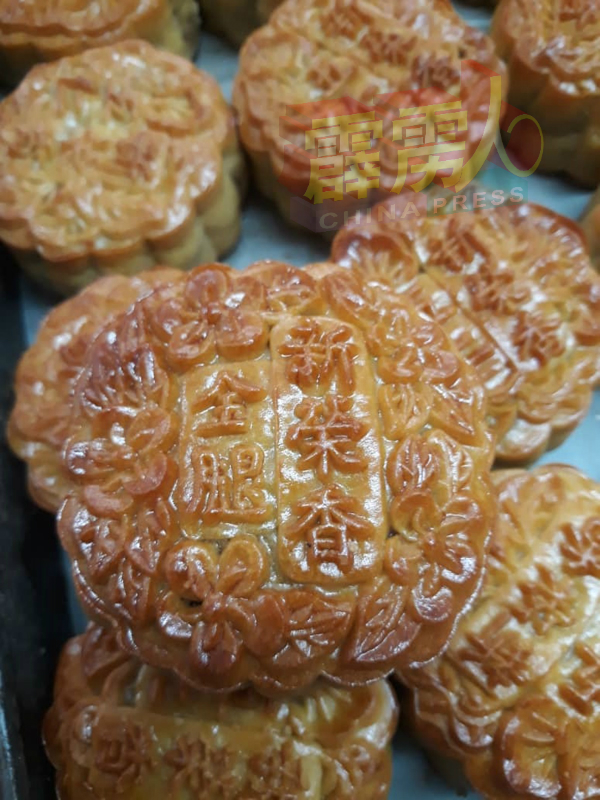 金腿月饼，鉴于进口中国云腿涨价，售价略为调整。
