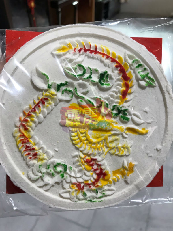 俗称“月光饼”的祥龙中花糕是供中秋节拜祭用途，也可食用。