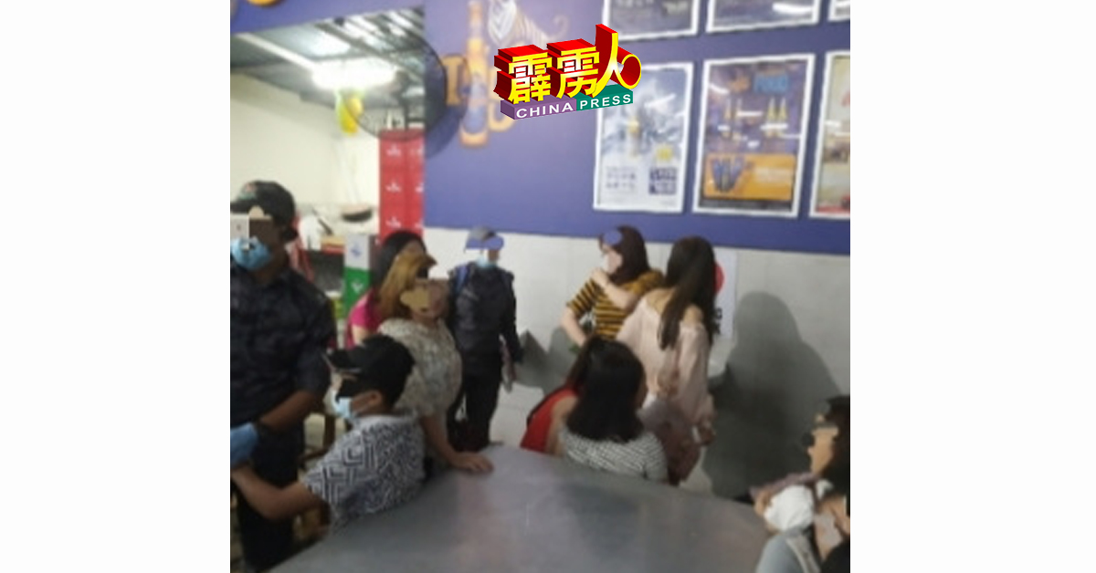 中国女郎被捕后，被令坐在一齐接受调查。