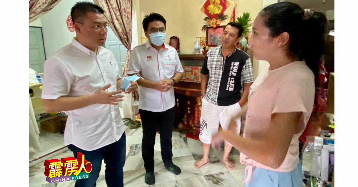 倪可敏拜访王金明的家属，中为安顺社青团团长吴家良。