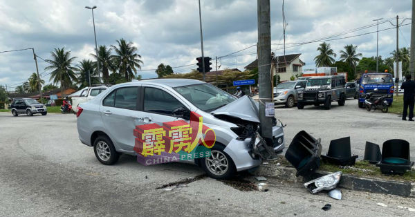 Bezza轿车失控撞红绿灯柱子，造成司机惨死及乘客受伤。