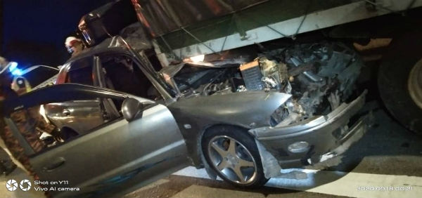 涉及交通意外的普腾威拉轿车，毁坏不堪。