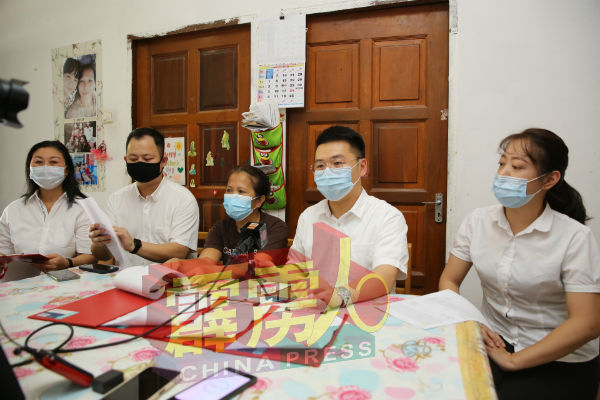 妮莉（左3）在陈枫溦（左起）、胡永勤、刘国南及张接莉陪同下，召开记者会，希望阿窿勿再骚扰他们一家。