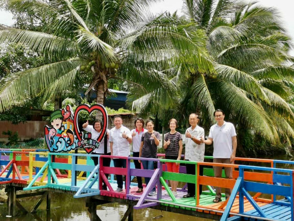 倪可敏（左2）一行人参观双怡杖“彩虹桥”，为渔村旅游经济打气加油。
