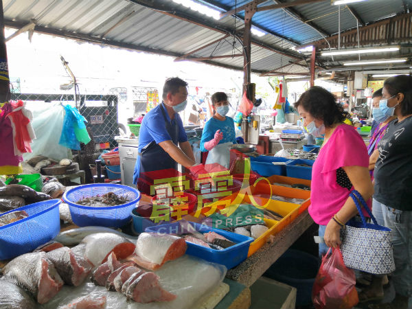 海产如鱼及虾等供应暂时未受雨季影响，民众无需担心。