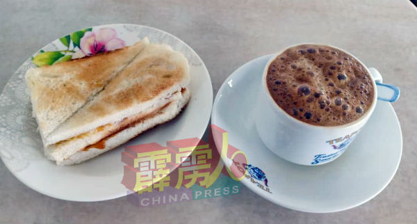 一些市民就喜爱在传统茶室享用白咖啡及牛油加央烤面包。