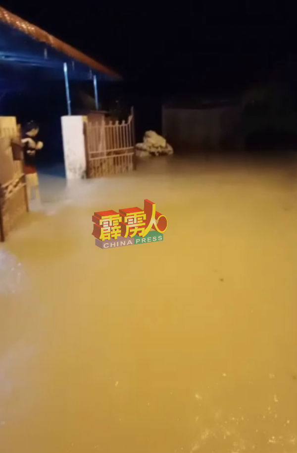 那拉新村于上週四再遭水劫，村内一片汪洋。