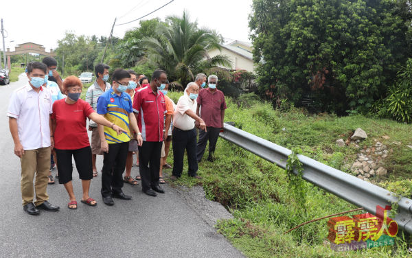 西华古马（前排右3起）、周锦欢及那拉新村村民，促请政府尽快落实建桥及加宽暗沟项目，解决缠绕着那拉新村多年的水患问题。