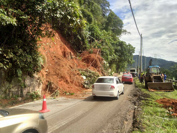 彭亨路3个路段处发生土崩，截至中午12时，已有一条车道可通车。