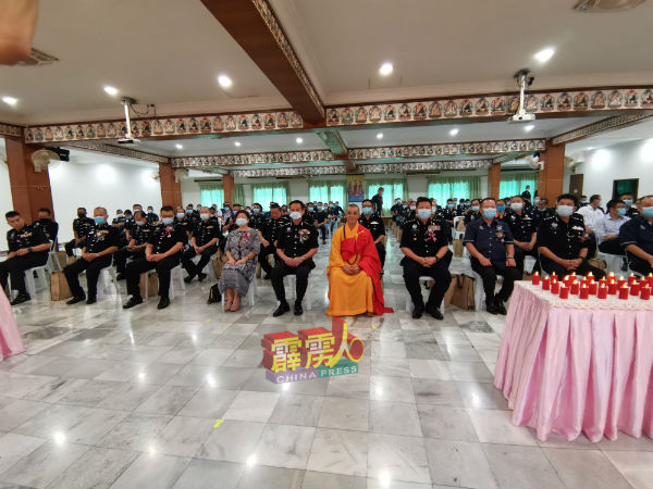 黄沐发（前排左起）、陈文辉、罗蝶丽、吴文恭、慧性法师、黄光顺出席“2020年霹雳州警察佛教祈福法会”后，与众出席者合影。