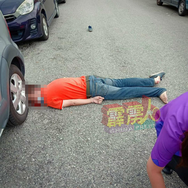 1名华裔男子周五被人发现躺在怡保花园南区住宅区大路旁，头部受创。