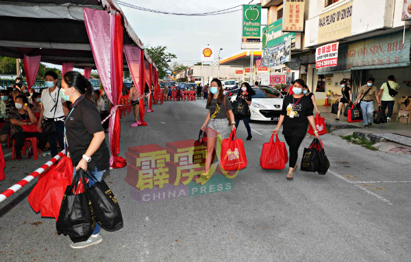 志工于会场奔波搬运福袋，确保大会流程通顺。