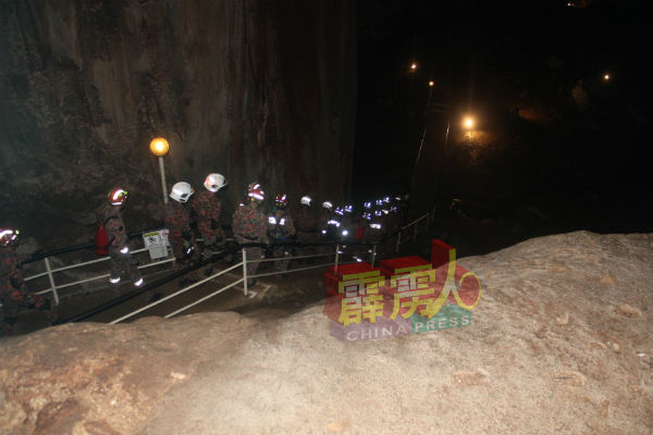 消拯局特别策略救援行动小组一行人穿过漆黑的溶洞，展开模拟搜救行动。