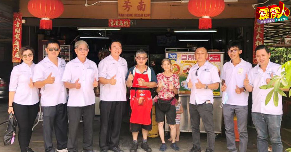 王健心和团队造访道地面食店“南方”面馆。