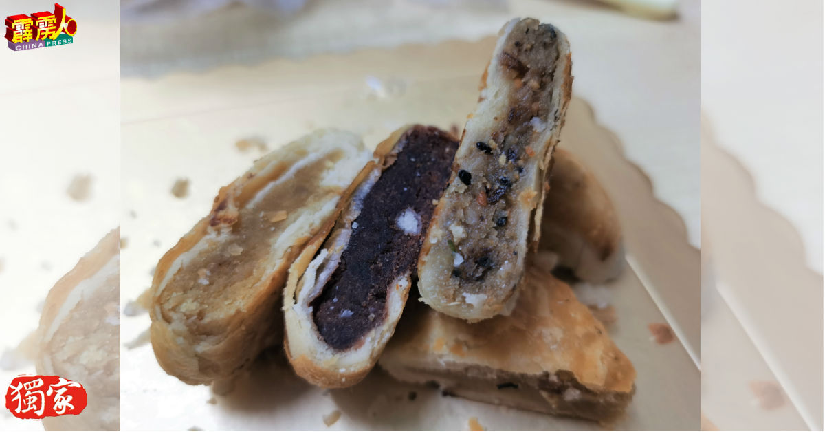 福州传统月饼有咸肉（右起）、黑豆沙及莲蓉口味。