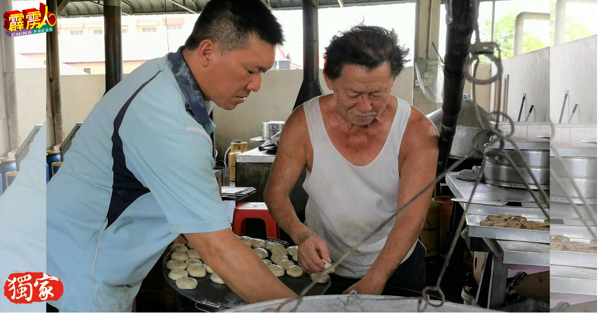 叶楚粮（左起）和叶新金父子档，每年中秋节都烘製福州传统月饼。