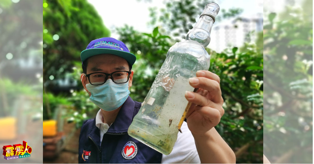 “行为改变沟通计划”队员在爱河港和爱秀港住宅区，发现数个积水塑料瓶。