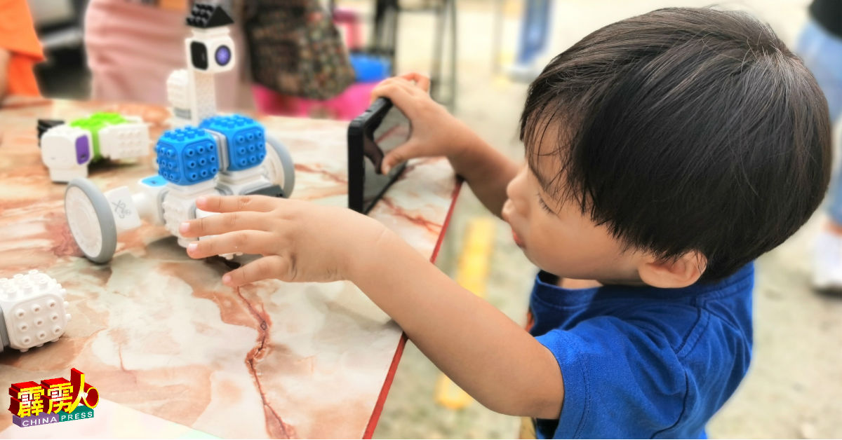 瞿玉萍希望家长于来临周末可带孩子前来体验cubroid AI可组合方块玩具的乐趣。