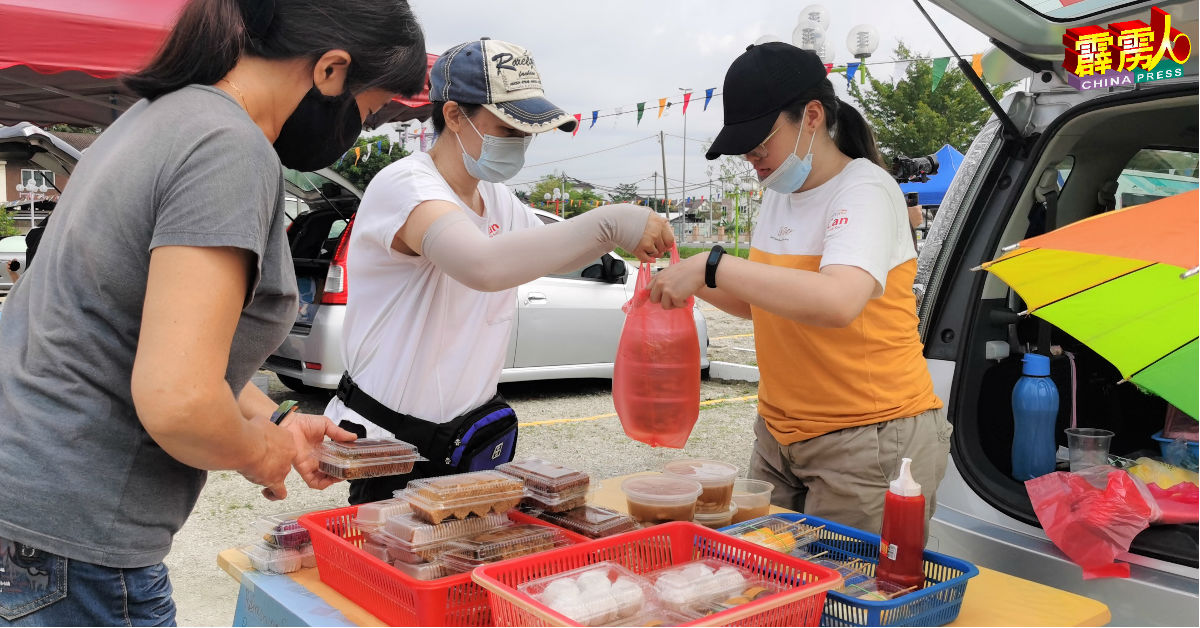 朱婉菁（左2）指“泊着卖”开跑首日，所展售的糕点和糖水，于短短数小时就近乎售罄。