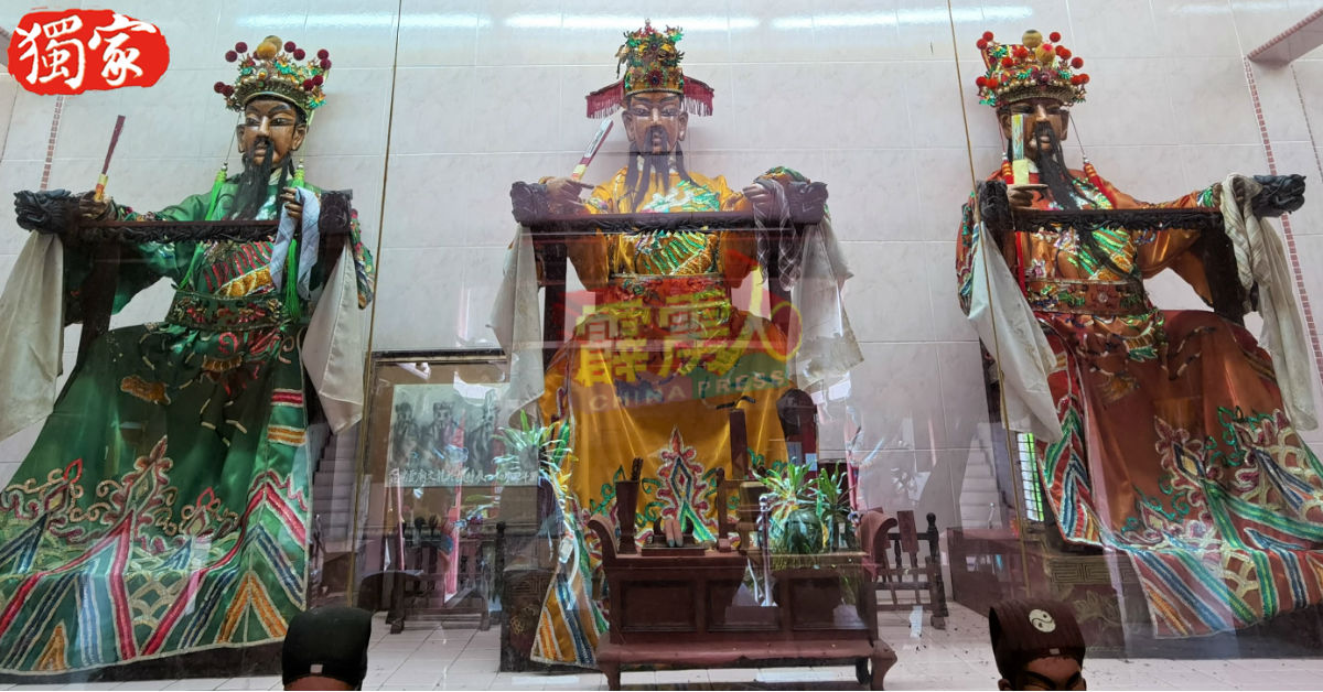 龙文庙内的3尊龙文尊王和其他神像，都是以木凋刻而成后再组装，四肢和关节可如真人般移动，成为该庙最大的特色。