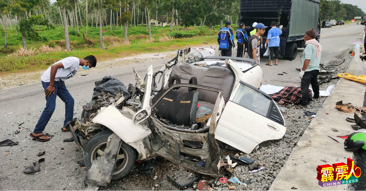 实兆远往返安顺的加央路段发生死亡车祸，轿车于事发后严重被损毁。