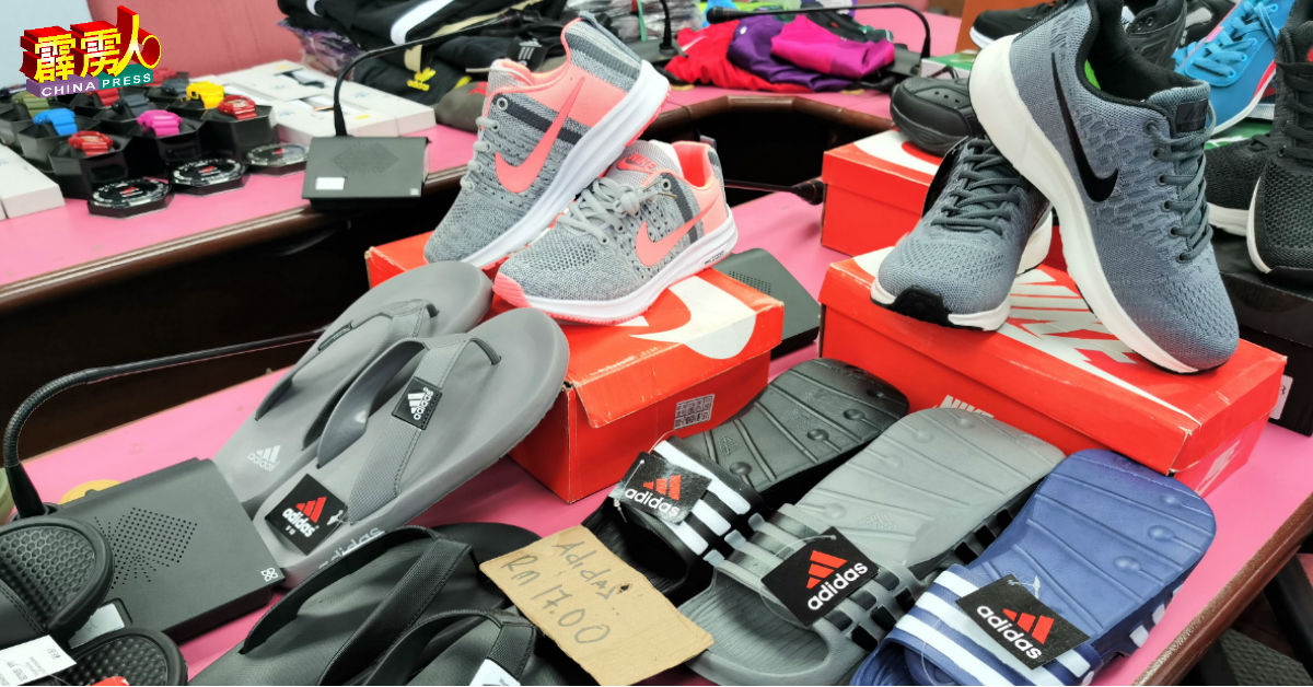 霹州贸消局执法组充公1万875双疑似冒牌的鞋子。