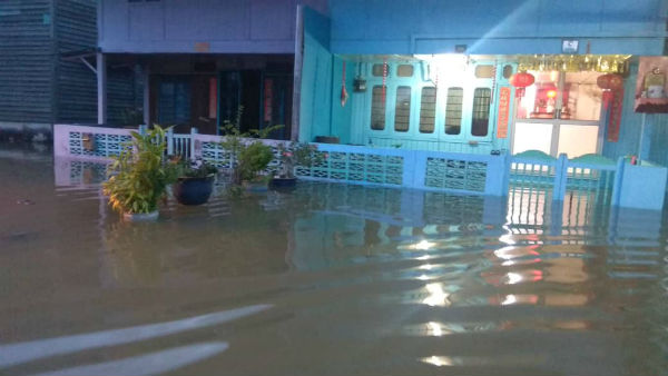 周日清晨海潮涌入双怡杖渔村多处地区，泛滥成灾。