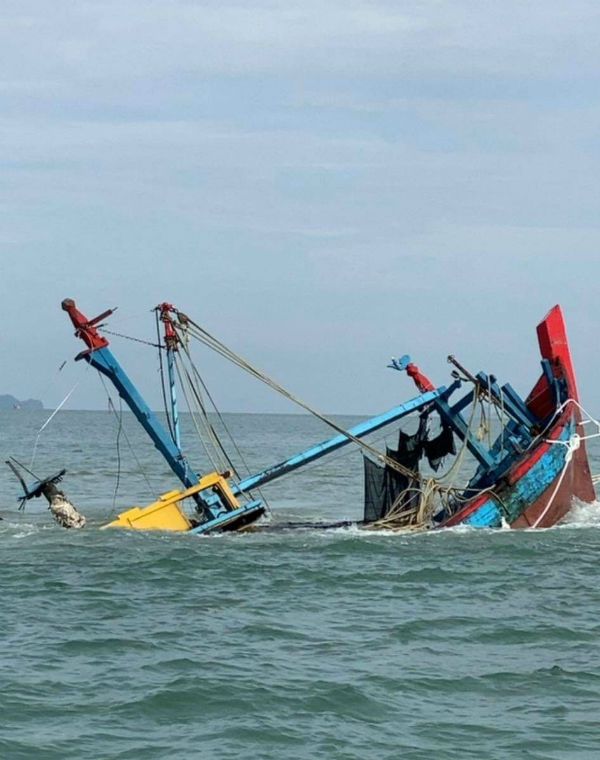 半个月前雪霹两州不同海域，有约10艘渔船同时被大浪掀翻。
