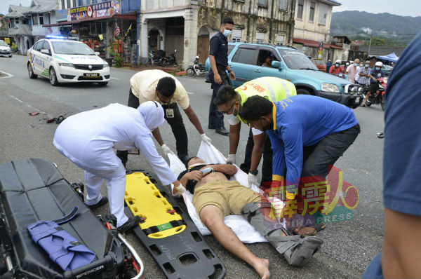 医护人员准备将伤者送往医院治疗。