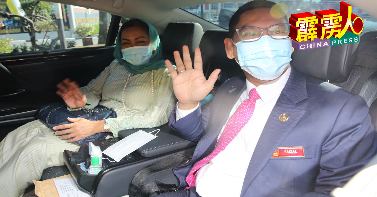 霹州大臣拿督斯里阿末法依扎周二9时05分驱车抵达州秘书署。