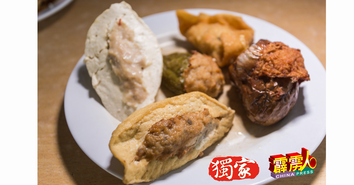 除了招牌的河婆豆腐，其他酿料包括茄子、苦瓜及炸饺子，深受食客与老饕喜爱。
