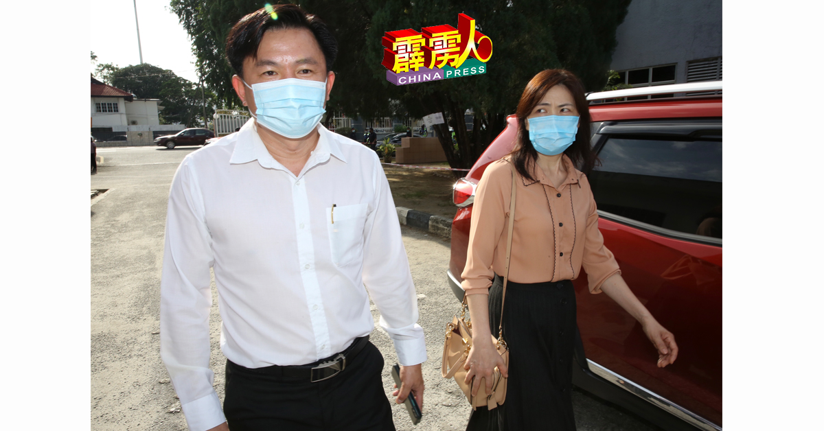 杨祖强(左)在太太陪同下出庭。
