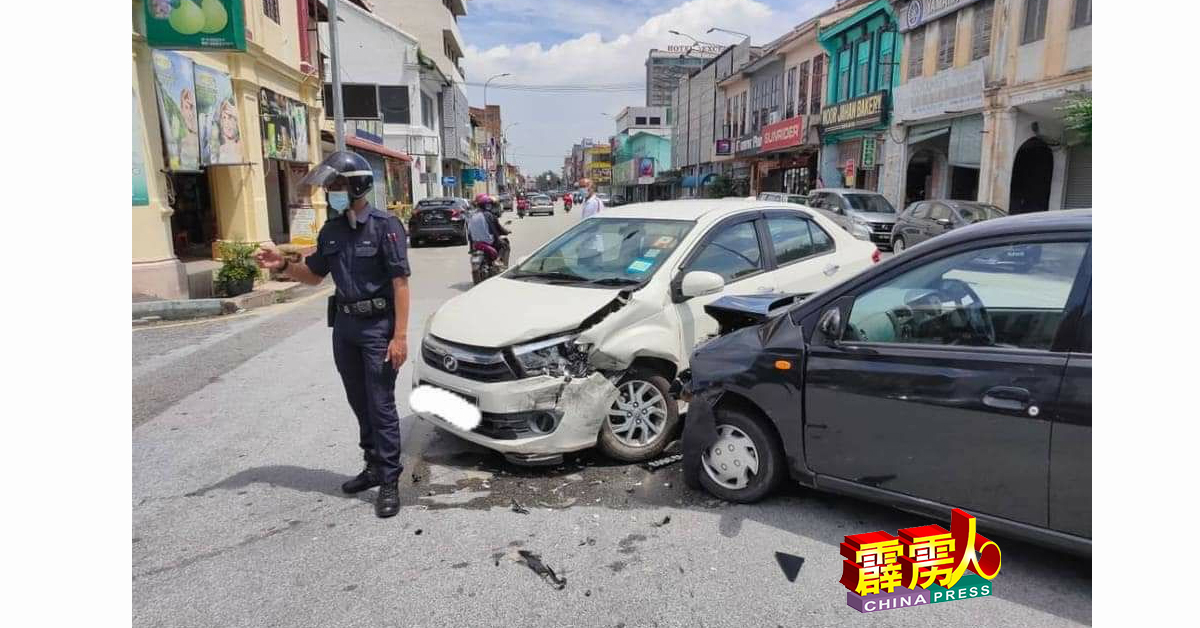 警察伍长莫哈末阿兹兹巡逻时，看见怡保高温街发生一宗车祸，先帮忙维持交通秩序。