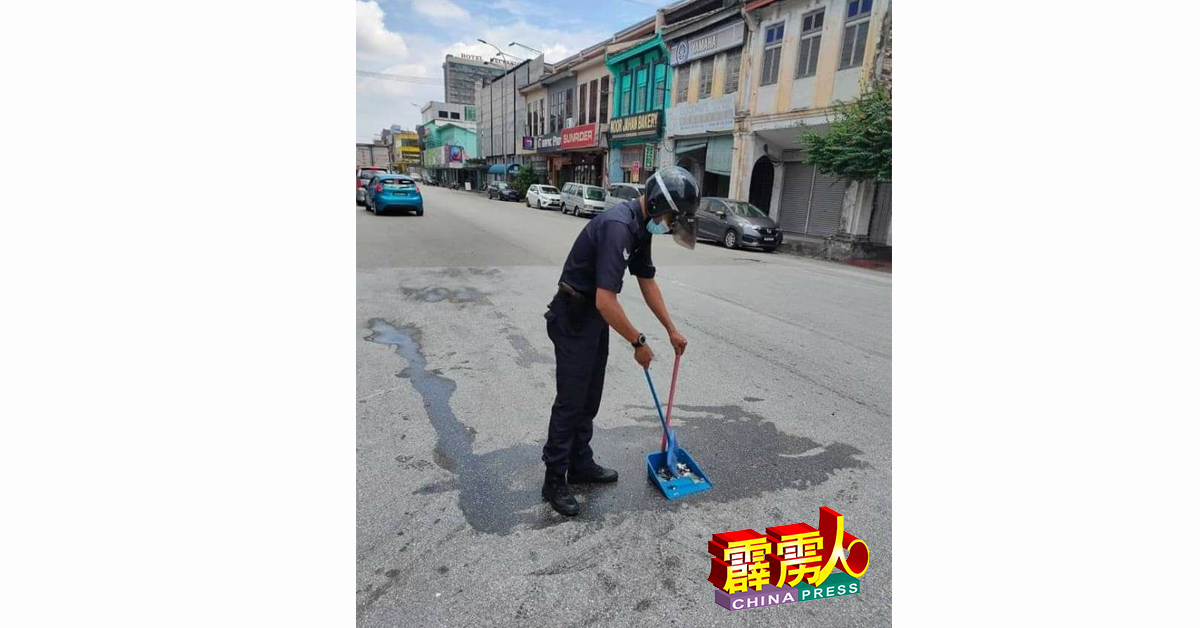 警察伍长莫哈末阿兹兹向邻近商店借扫把与垃圾斗，自行清理现场，目的是不希望车祸残骸与碎片，会危害其他公路使用者 。
