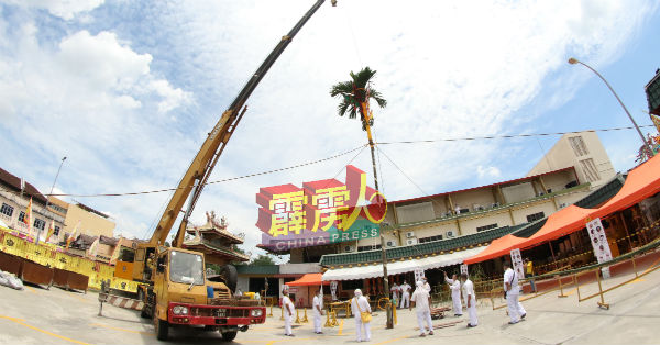 怡保斗母宫理事於周五（16日）进行竖立槟榔树和上高灯仪式。