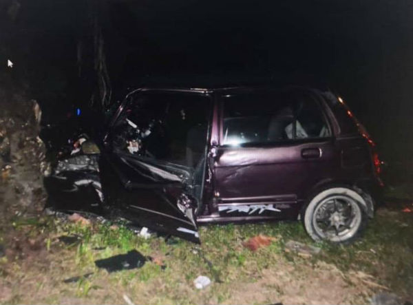 第二国产可丽沙轿车失控撞路旁棕油树，造成2死1重伤。