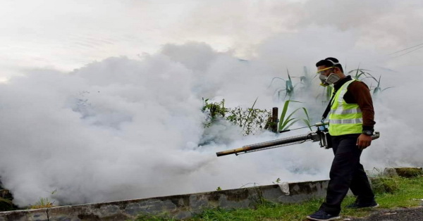灭蚊队到保阁亚三进行喷蚊雾工作，确保毒蚊无所遁形。

