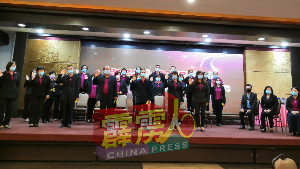 霹雳州华校教师会联合会2020年至2022年度新届理事，在张仪雯（坐者右起）、张慧斌及张圣仑监誓下，宣誓就职。