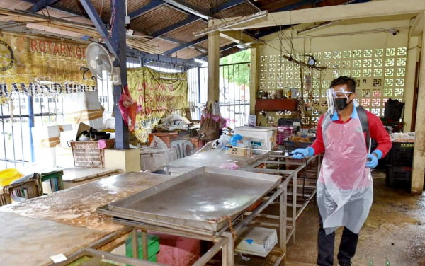 消毒工作人员到保阁亚三巴刹进行消毒工作，做足防疫措施。