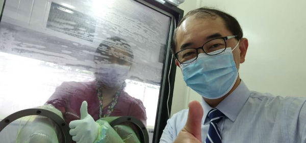 马汉顺（右）周四（1日）接受第2次的新冠肺炎检测，结果将在两三天后出炉。