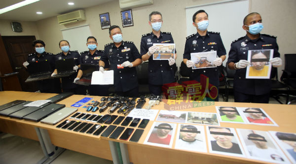 警方在一间充作线上赌博传呼中心的独立式洋房中，逮捕8名本地华裔操作员及充公许多器材，右3起李瑞式、阿斯马迪及诺丁。