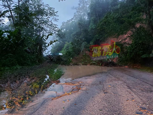 打巴前往金马仑约路段，发生土地崩塌及树倒事件，导致来往车辆通行受影响