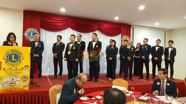 余玉清（左）主持怡保中华狮子会第10届（2020-2021）会长、理事就职典礼，左2为陈思烨。