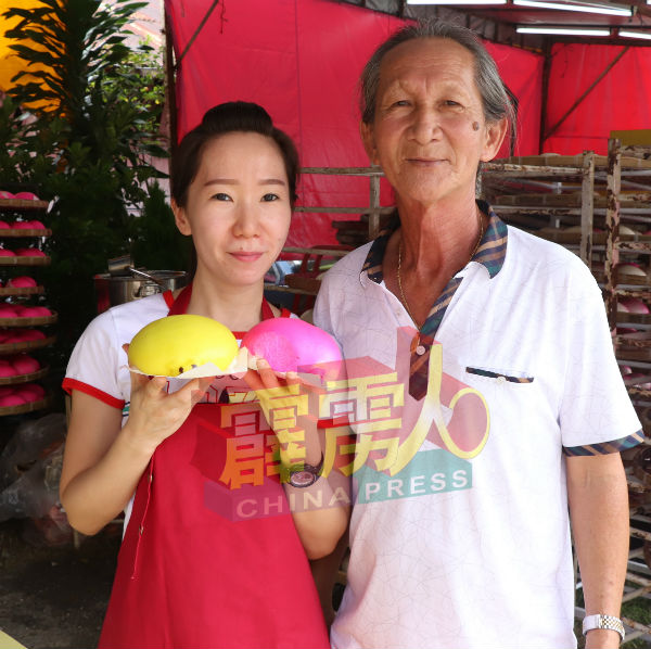 薛开明（右）及薛群丽，展示五丰售卖的龟包。