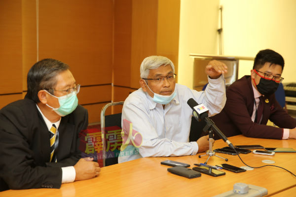 图说： ip201027ywhE01:莫哈末尼查（左起）、阿兹巴里及李存孝召开记者会发表谈话。