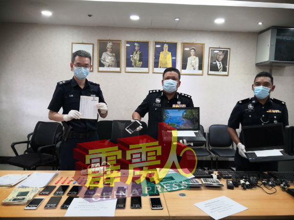 阿斯马迪（中）指出，警方共起获3架手提电脑、20部各品牌手机、记录簿及7本印尼护照。