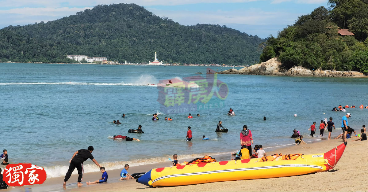 直落峇迪海滩是曼绒区内的人气海滩，每逢周末或假日，都会迎来许多嬉水人潮。